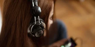 Jaka jest różnica między zestawem słuchawkowym a słuchawkami?