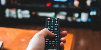 Jak korzystać z funkcji Timeshift w telewizorze Samsung, aby wstrzymywać lub przewijać programy na żywo