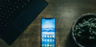 Jak zamieścić telefon z systemem Android na laptopie